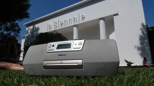 Ghetto Blaster Sony, boombox, pavillion centrale Venice biennale, bird legs